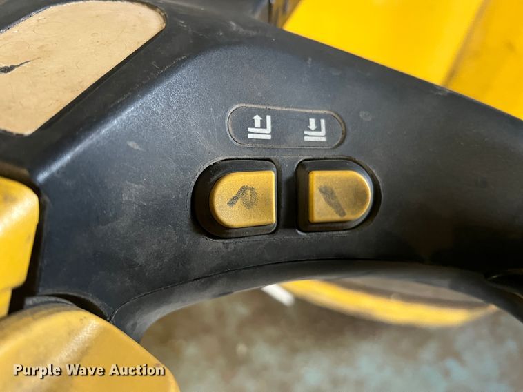 image for item JU9857 Yale  pallet jack