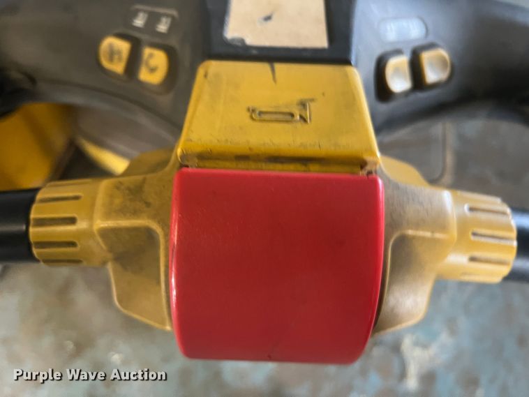 image for item JU9857 Yale  pallet jack