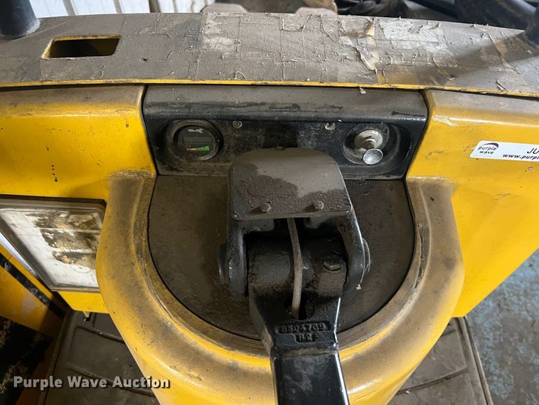 image for item JU9857 Yale  pallet jack