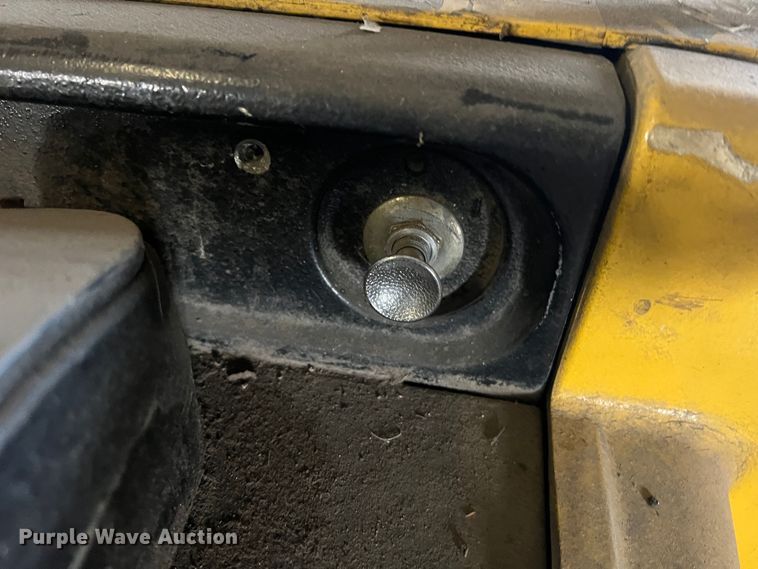 image for item JU9857 Yale  pallet jack