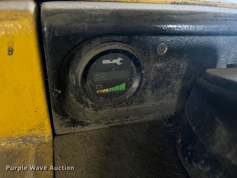 image for item JU9857 Yale  pallet jack