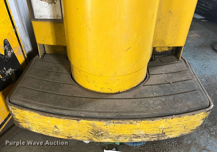 image for item JU9857 Yale  pallet jack