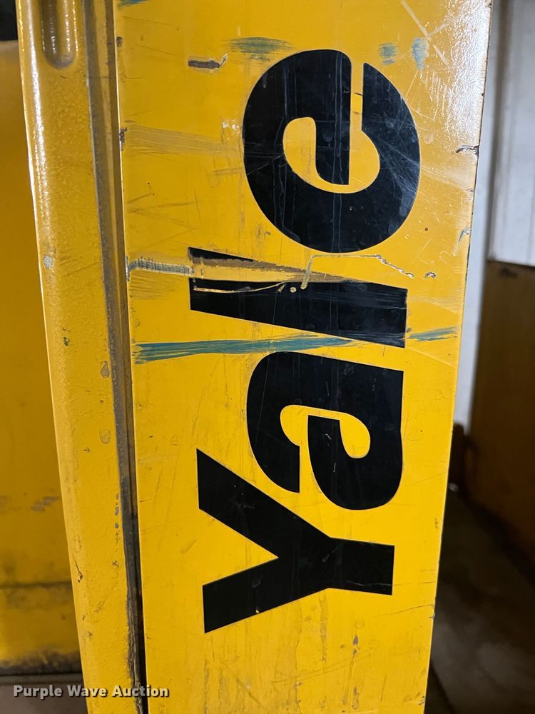 image for item JU9857 Yale  pallet jack