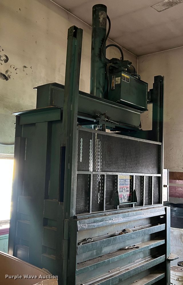 image for item JU9859 Selco Balers VI-5  recycling baler