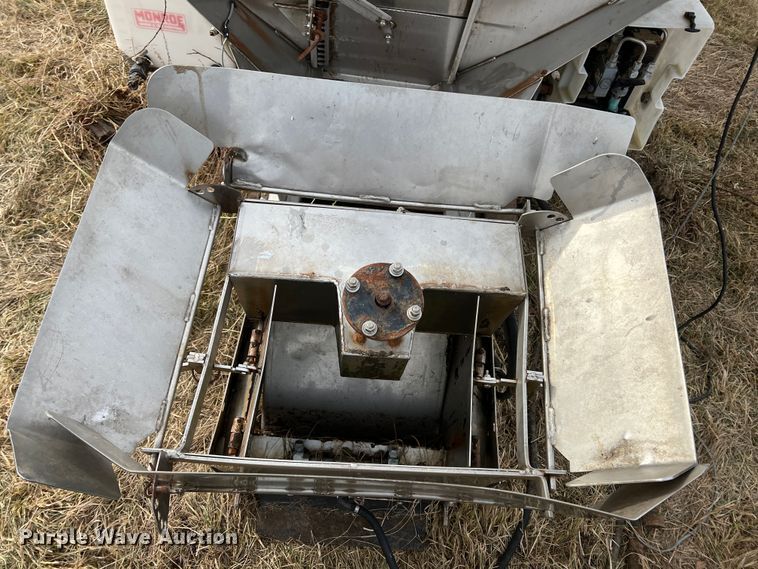 image for item JV9472 Monroe  spreader