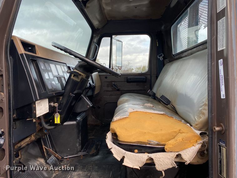 image for item JW9324 1992 International 4700  dump flatbed truck