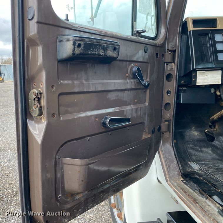 image for item JW9324 1992 International 4700  dump flatbed truck