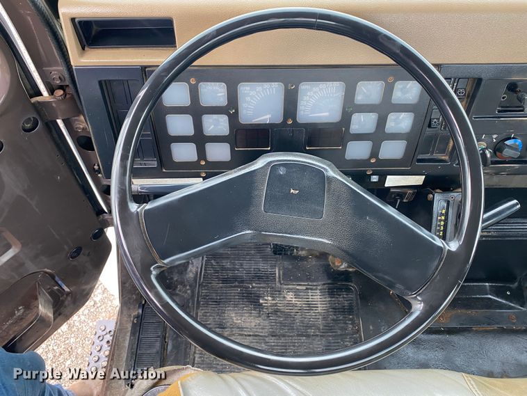 image for item JW9324 1992 International 4700  dump flatbed truck