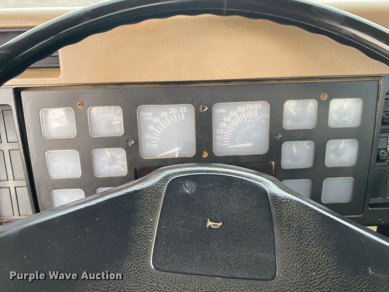 image for item JW9324 1992 International 4700  dump flatbed truck