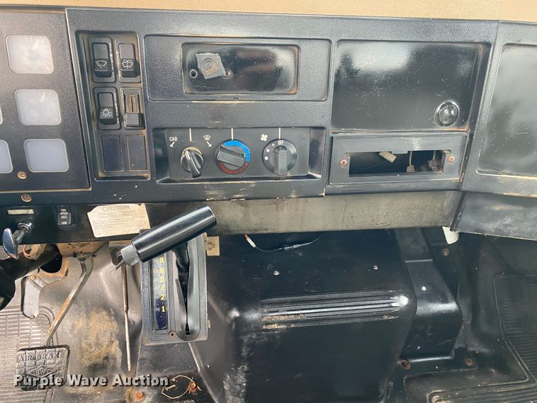 image for item JW9324 1992 International 4700  dump flatbed truck