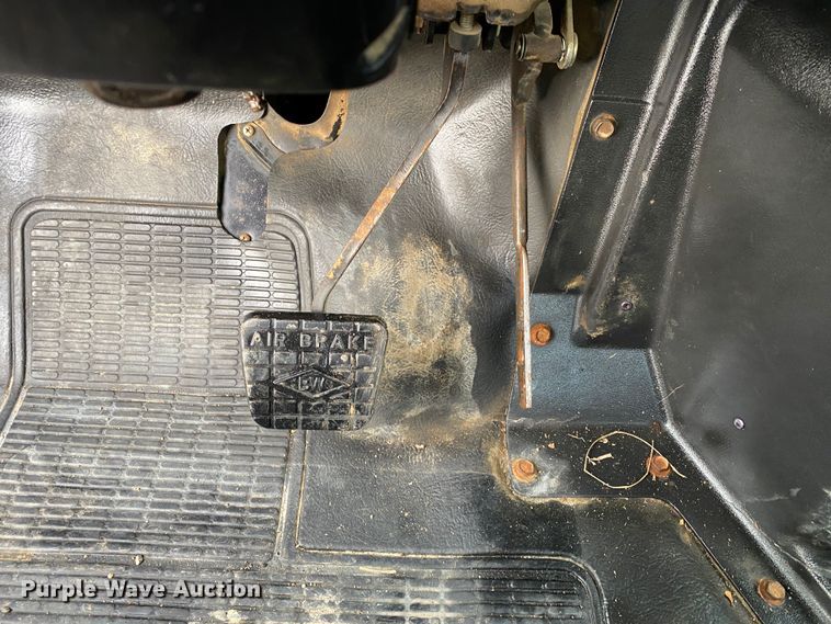 image for item JW9324 1992 International 4700  dump flatbed truck