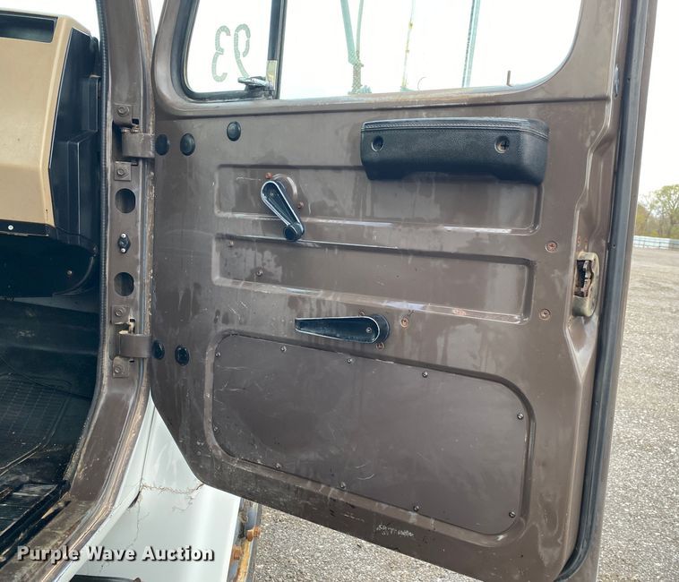 image for item JW9324 1992 International 4700  dump flatbed truck