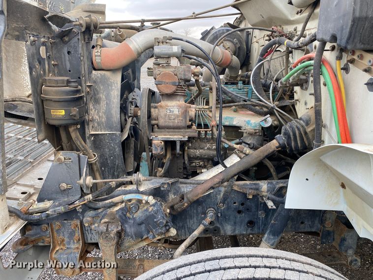 image for item JW9324 1992 International 4700  dump flatbed truck