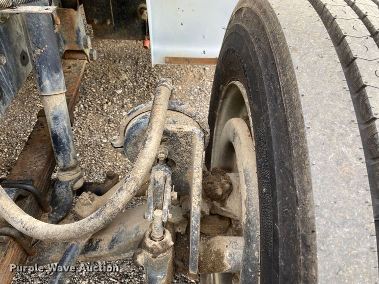 image for item JW9324 1992 International 4700  dump flatbed truck