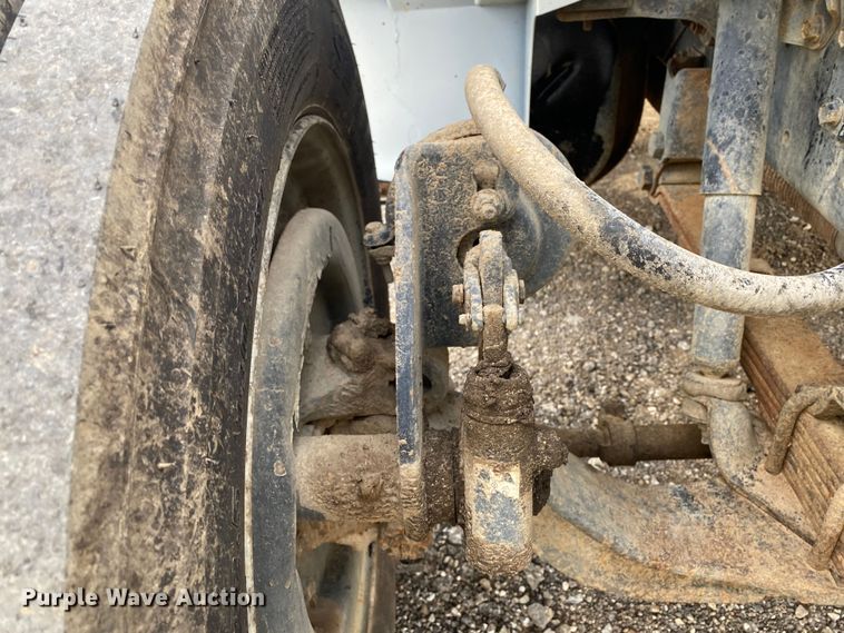 image for item JW9324 1992 International 4700  dump flatbed truck