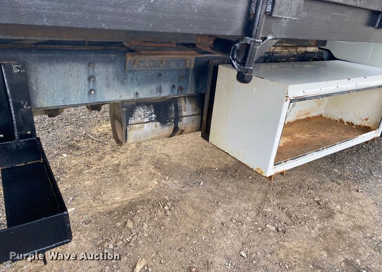 image for item JW9324 1992 International 4700  dump flatbed truck