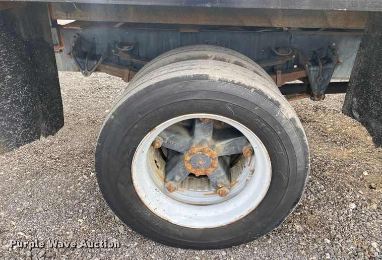 image for item JW9324 1992 International 4700  dump flatbed truck