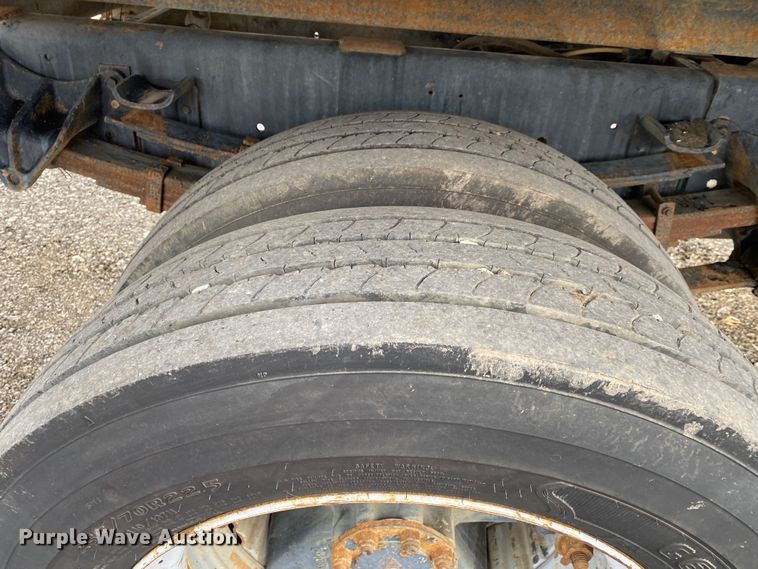 image for item JW9324 1992 International 4700  dump flatbed truck