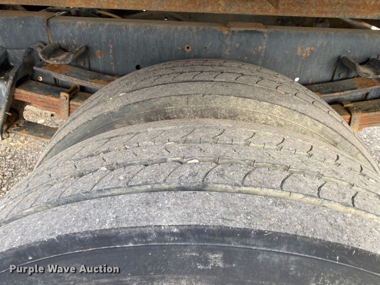 image for item JW9324 1992 International 4700  dump flatbed truck