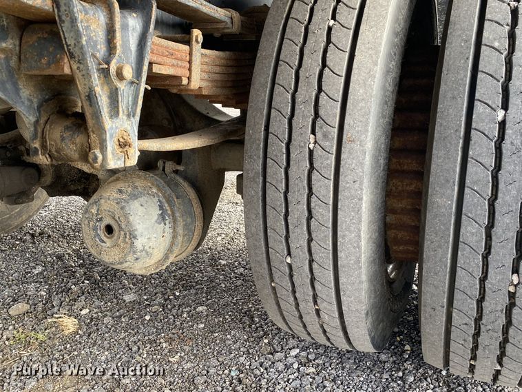 image for item JW9324 1992 International 4700  dump flatbed truck