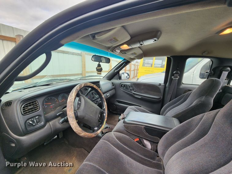 image for item JW9922 2000 Dodge Dakota  Club Cab pickup truck