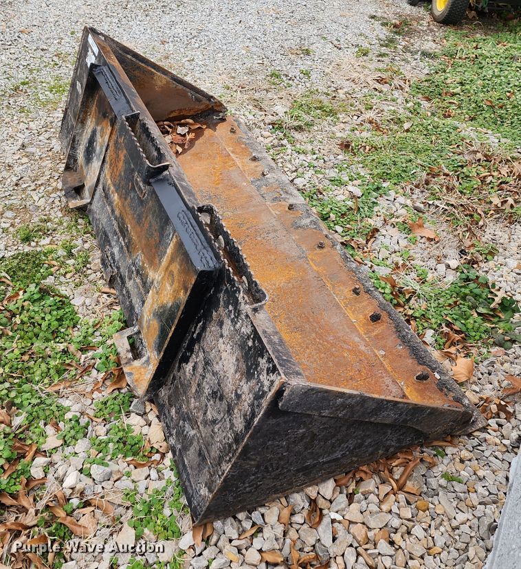 Caterpillar skid steer bucket in Warrensburg, MO Item JW9935 sold Purple Wave