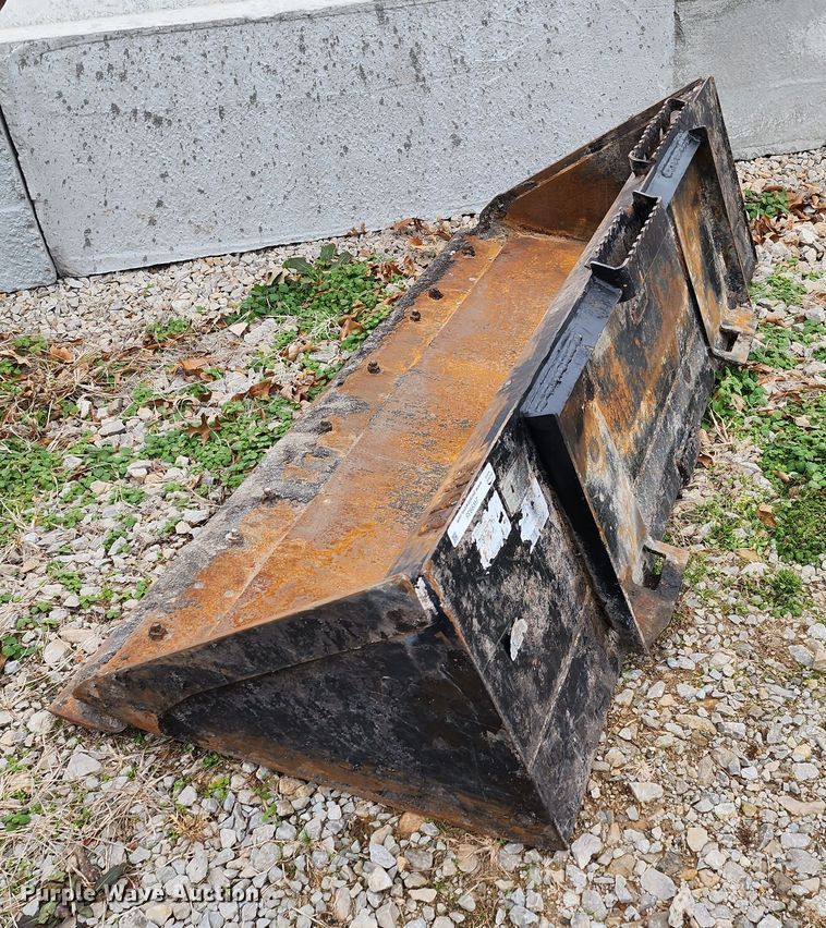 image for item JW9935 Caterpillar  skid steer bucket