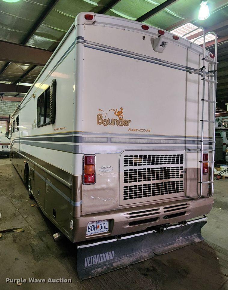 image for item JW9945 2000 Fleetwood Bounder  RV
