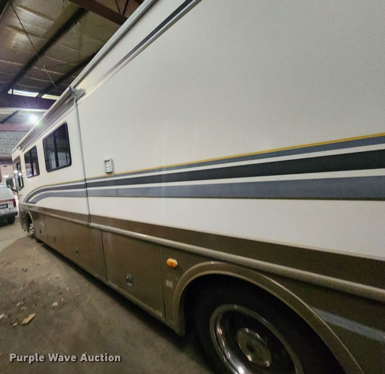 image for item JW9945 2000 Fleetwood Bounder  RV