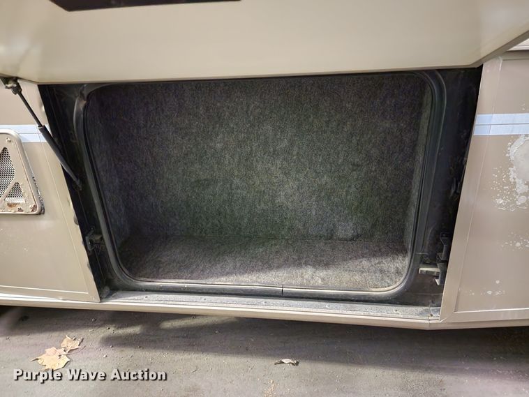 image for item JW9945 2000 Fleetwood Bounder  RV