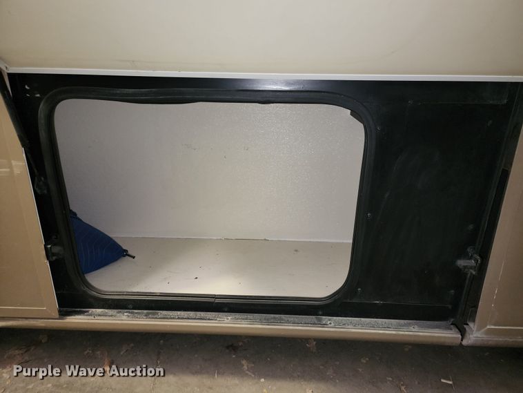 image for item JW9945 2000 Fleetwood Bounder  RV