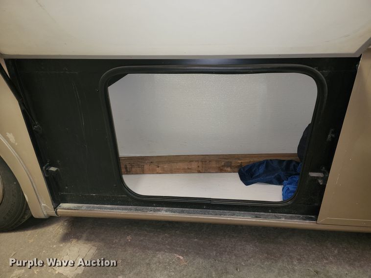 image for item JW9945 2000 Fleetwood Bounder  RV