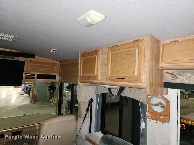 image for item JW9945 2000 Fleetwood Bounder  RV