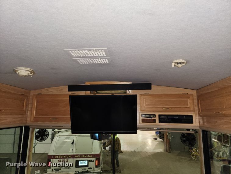 image for item JW9945 2000 Fleetwood Bounder  RV