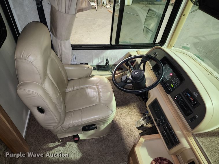 image for item JW9945 2000 Fleetwood Bounder  RV