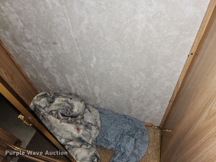 image for item JW9945 2000 Fleetwood Bounder  RV