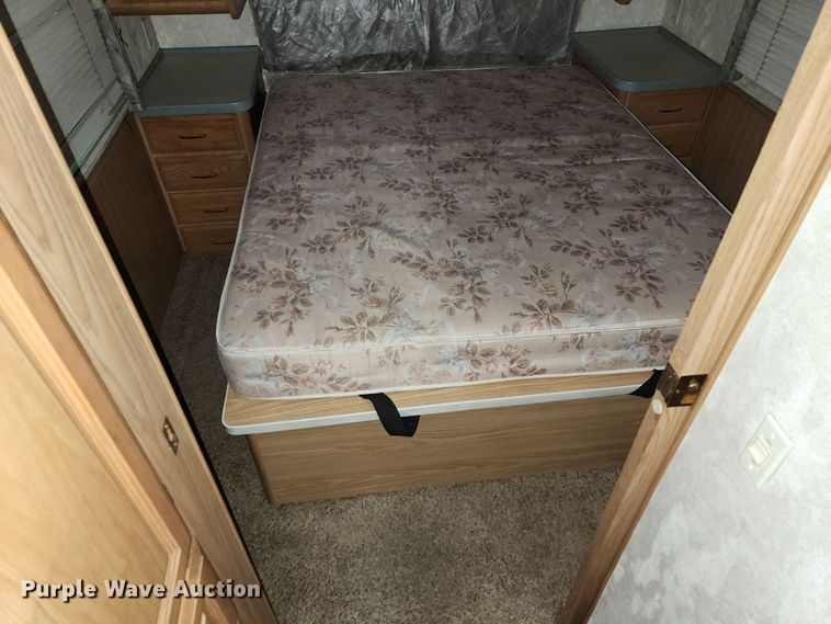 image for item JW9945 2000 Fleetwood Bounder  RV