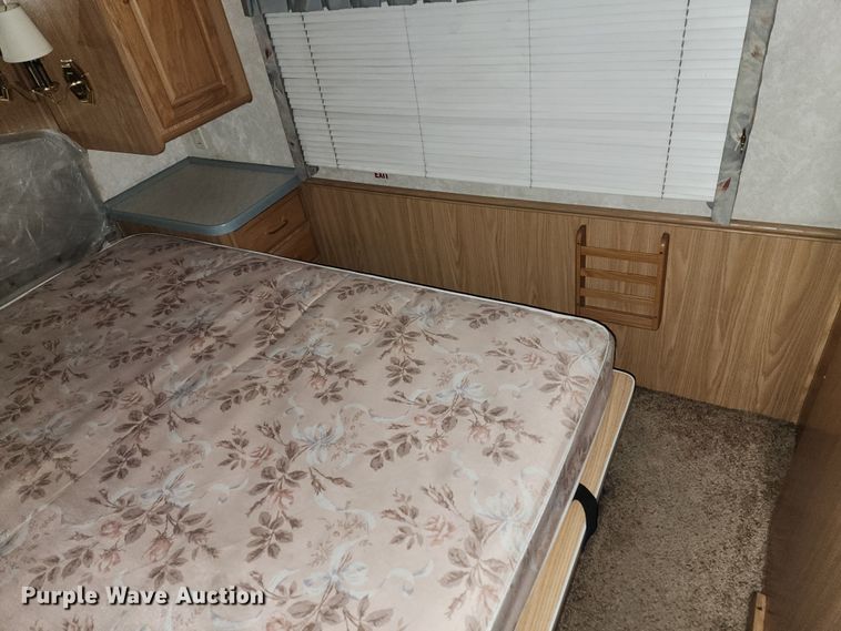 image for item JW9945 2000 Fleetwood Bounder  RV