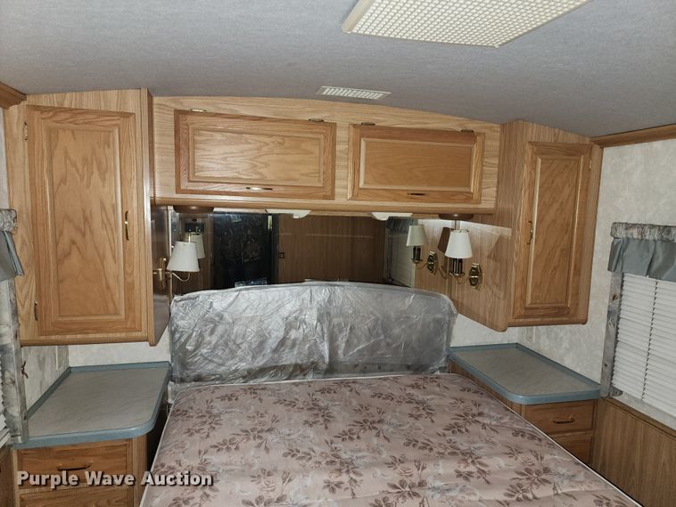 image for item JW9945 2000 Fleetwood Bounder  RV