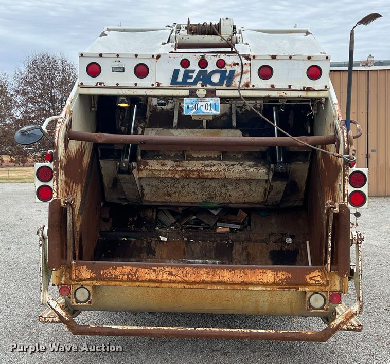 image for item KF9728 1998 International 4900  refuse truck