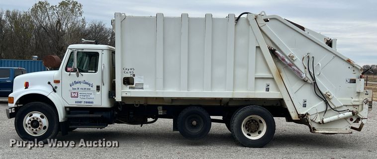 image for item KF9728 1998 International 4900  refuse truck