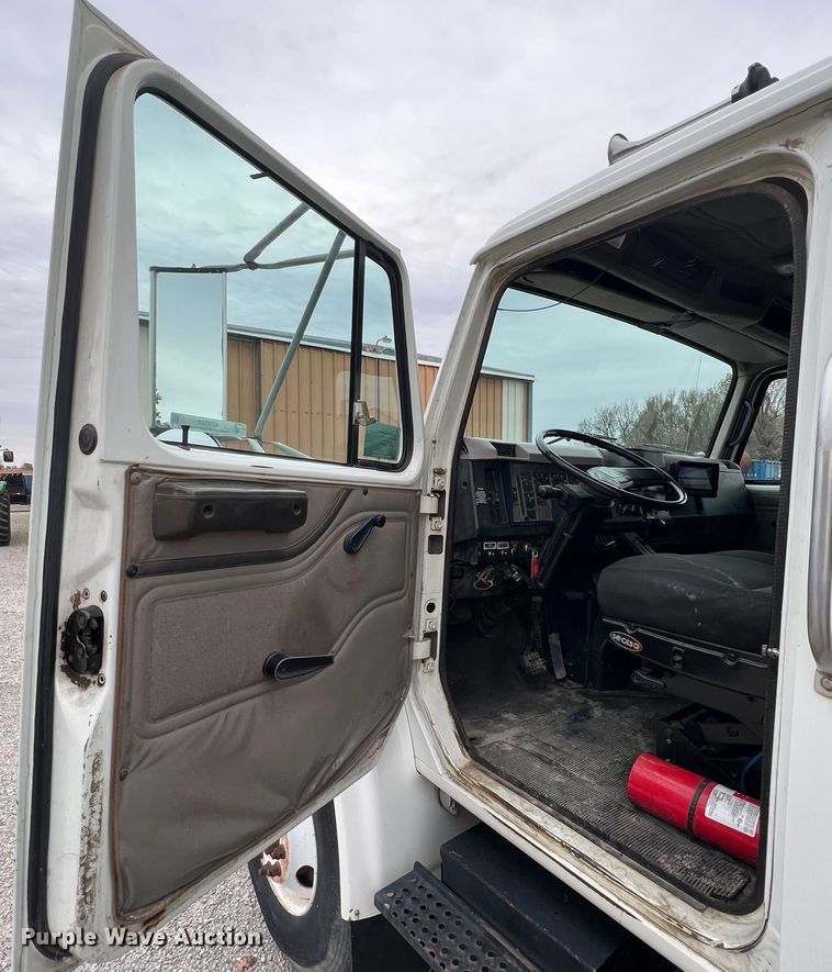 image for item KF9728 1998 International 4900  refuse truck