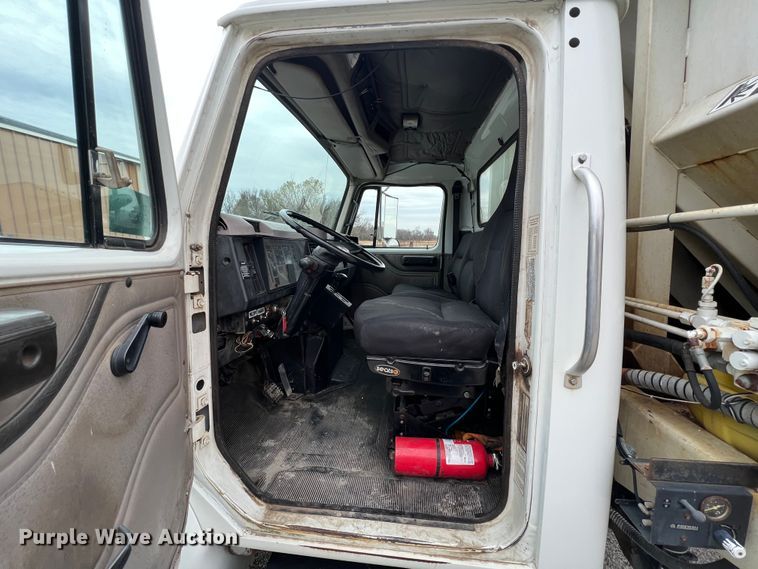 image for item KF9728 1998 International 4900  refuse truck