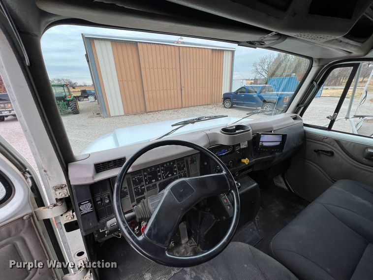 image for item KF9728 1998 International 4900  refuse truck