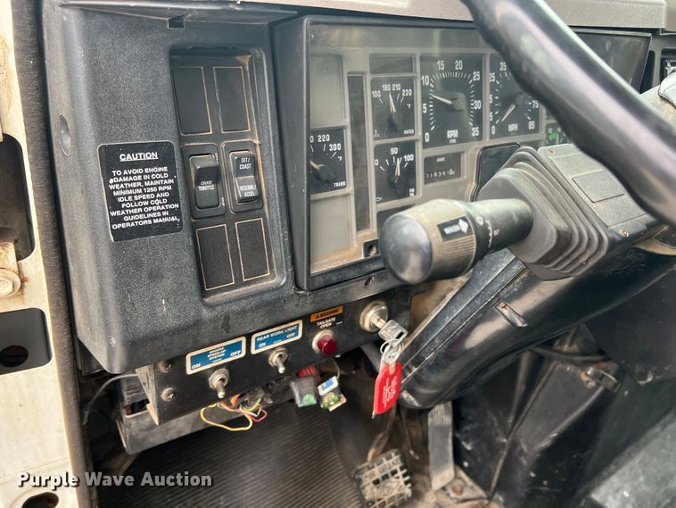 image for item KF9728 1998 International 4900  refuse truck