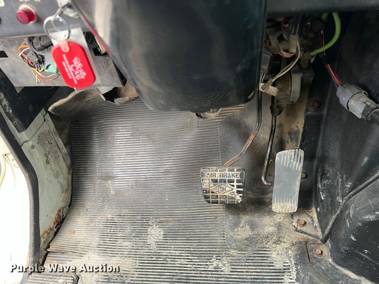 image for item KF9728 1998 International 4900  refuse truck