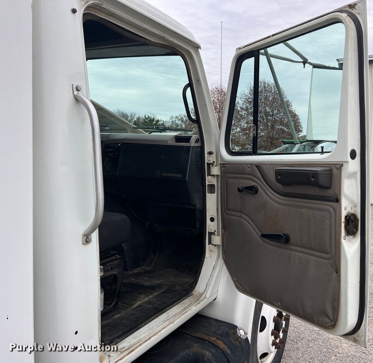 image for item KF9728 1998 International 4900  refuse truck