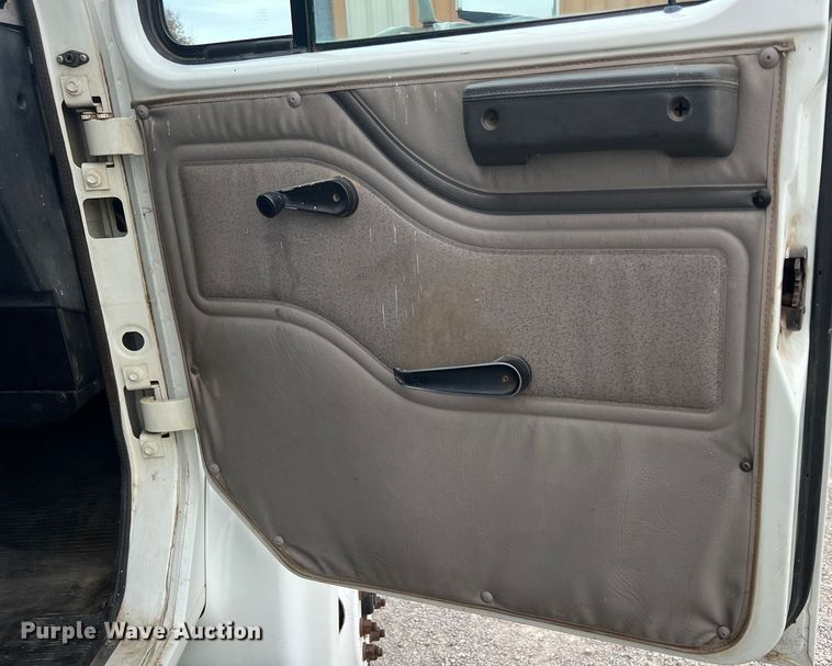 image for item KF9728 1998 International 4900  refuse truck