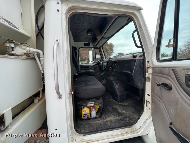 image for item KF9728 1998 International 4900  refuse truck