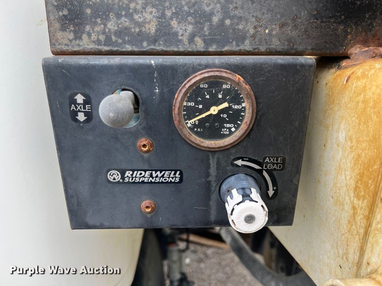 image for item KF9728 1998 International 4900  refuse truck